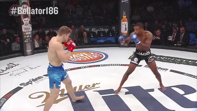 Bellator 186: Tywan Claxton wins by Flying Knee Knockout!