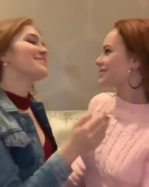 kissing_lesbians