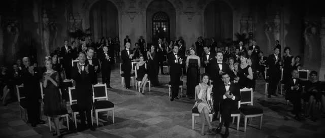 Last-Year-at-Marienbad-1961-GIF-00-10-28-ovation