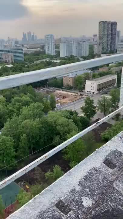 Public roof russian students