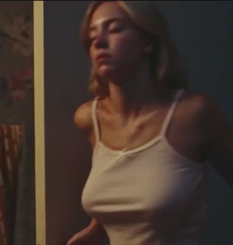 bouncing bouncing tits sydney sweeney gif