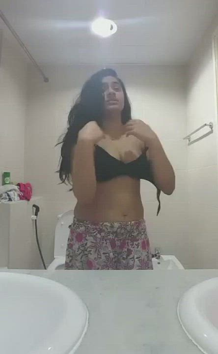 ??Cute Punjabi babe stripping her clothes and showing her boobs [must watch] [link
