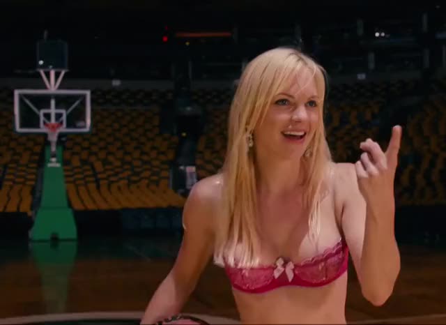 Anna Faris wants you to see her boobs