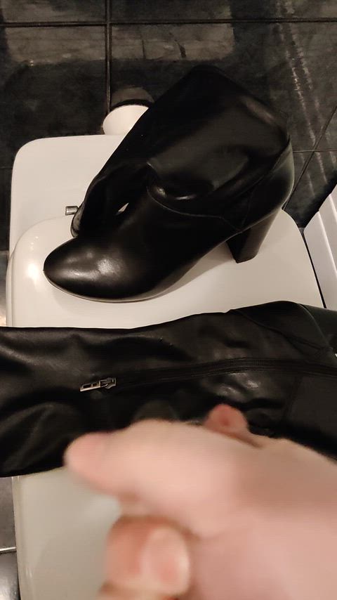 boots cum cum on feet cumshot feet feet fetish jerk off leather mom shoes gif