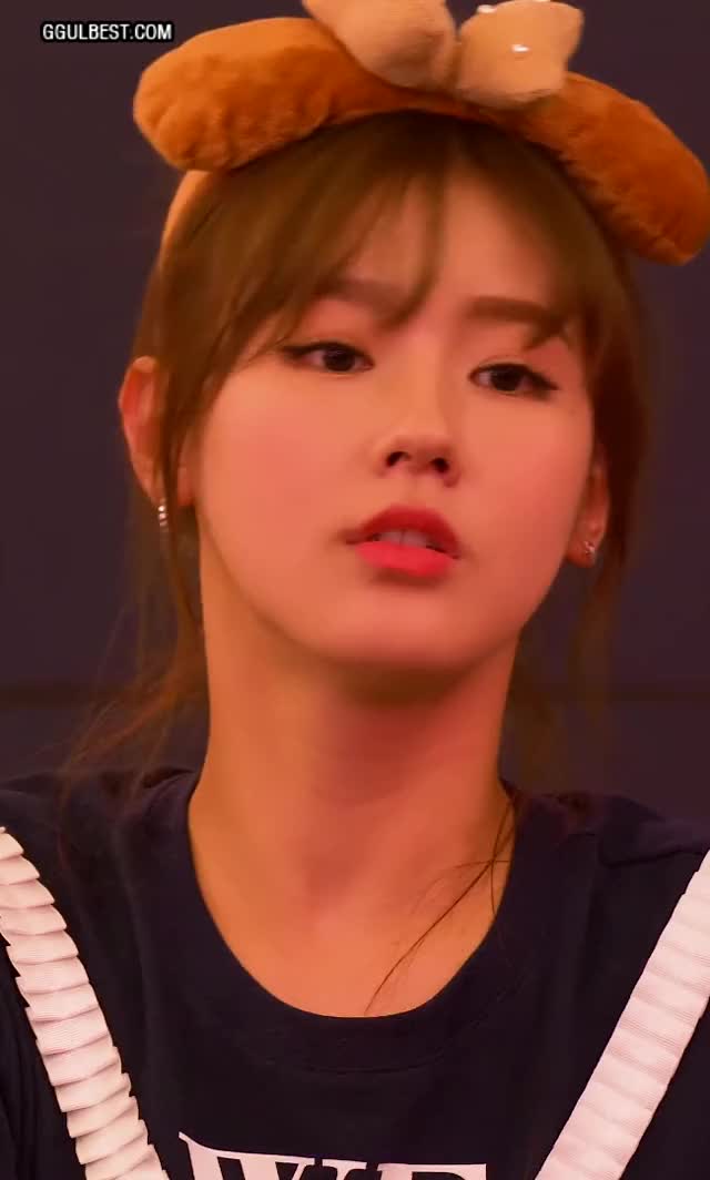 (G)I-DLE MIYEON Fan Signing Close Up.gif