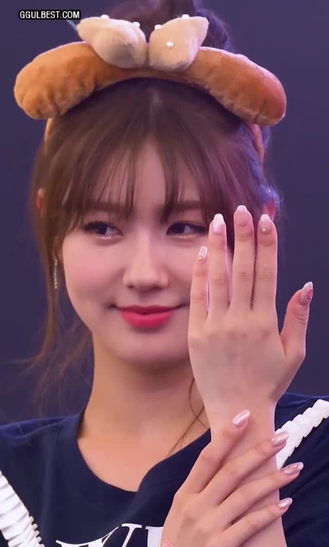 (G)I-DLE MIYEON Fan Signing Close Up.gif