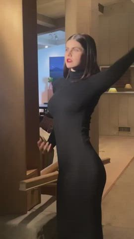 actress alexandra daddario big tits brunette celebrity natural tits reaction gif