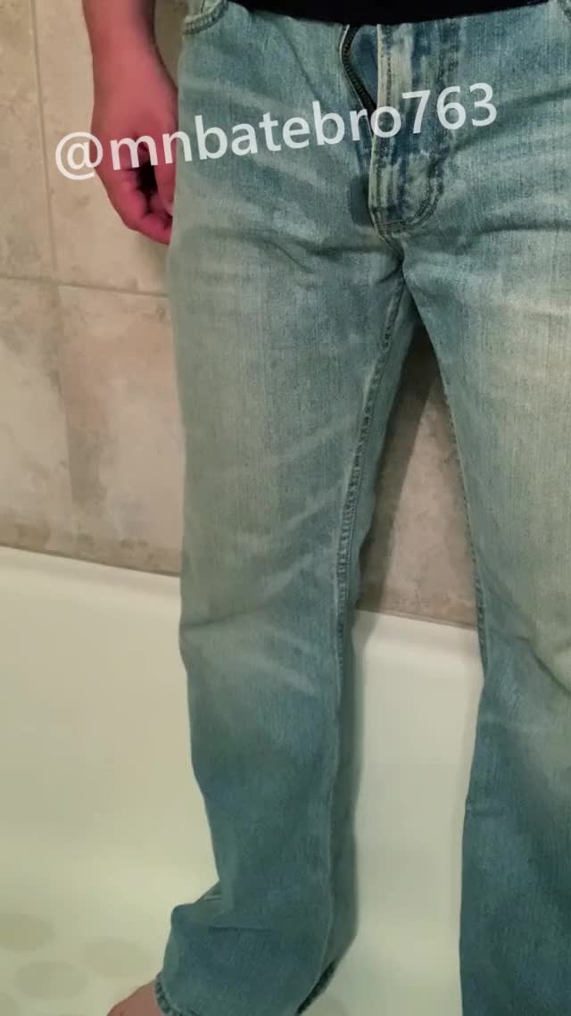 Pissing in Jeans