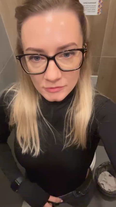 amateur ass blonde cute fansly milf petite public solo toilet amateur-girls changing-rooms