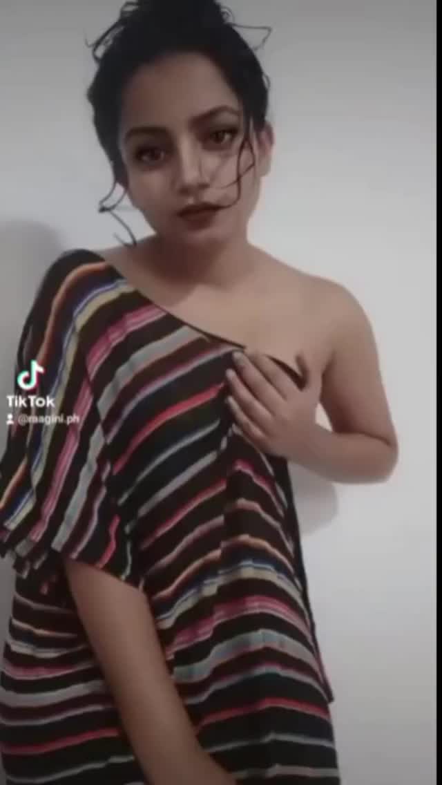 Famous Indian TikToker Showing Her Pretty Cute Boobs to Her Followers in TikTok ?❤️