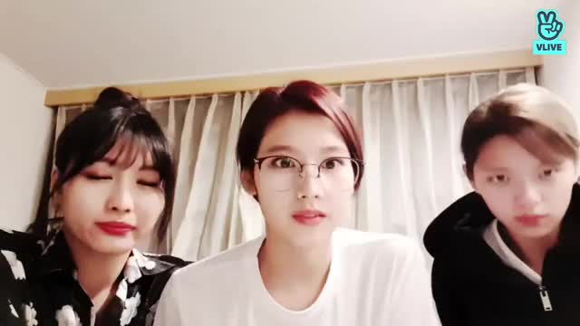 MoSaJeong waving bye 180310