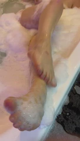 Oh you caught me in the bathtub👣😈