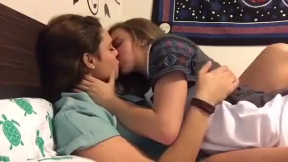 GIF - Kissing