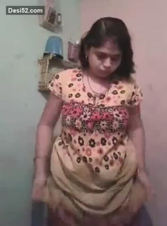 Desi ?bhabhi show her ?nude and bathing full video