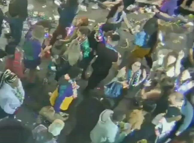 nice pair mardi gras flashing on earth cam