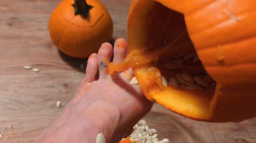 feet fetish food fetish foot fetish toes wet and messy feet-heaven gif
