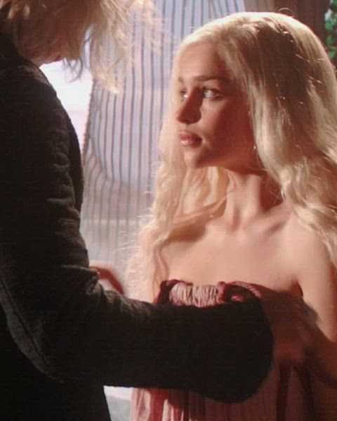 ass celebrity emilia clarke tits gif