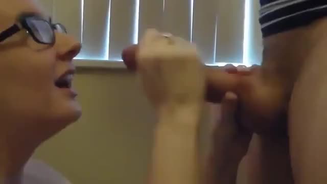 [/r/AmateurCumshots] Nerdy hungry GF cum swallow