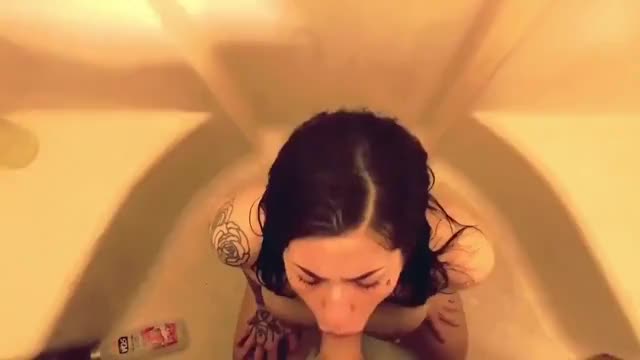 Great bathtub blowjob and facial