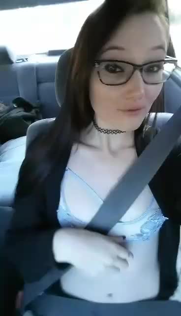 [GIF] keeping myself entertained on the car ride (;