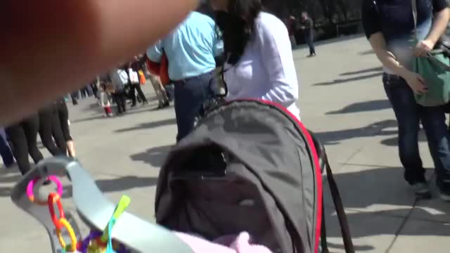 Teen girls obsessed with Cloud Gate - Voyeur video