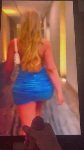 I love to see her ass shake while she walks