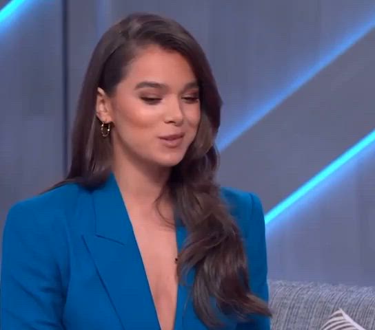 brunette celebrity hailee steinfeld gif