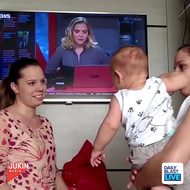 This baby was confused when his mom's twin sister stood nearby. ?