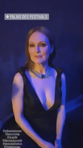Cleavage Julianne Moore Natural Tits gif