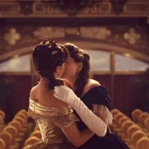 hailee steinfeld kissing lesbian gif