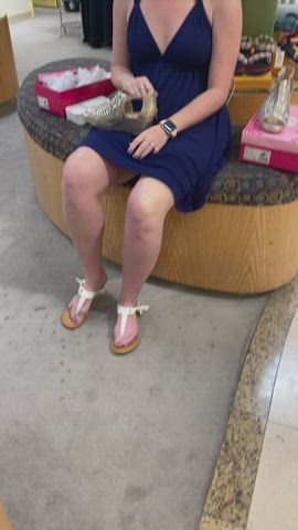 Just a quick little pussy flash while shoe shopping in Chandler…