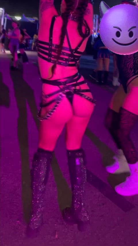 When you have a dominatrix appt at 8 and a festival at 9 ⛓️ 🖤