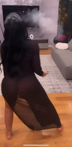 Booty moves like water 🍑