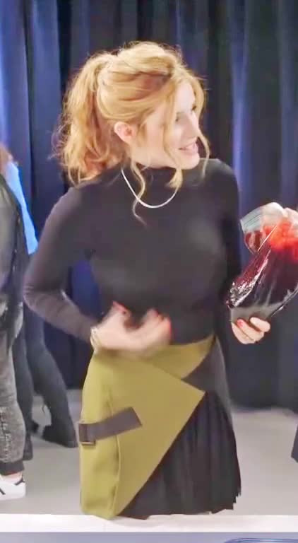 Bella Thorne squeeze 1a