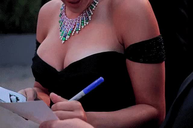 Scarlett Johansson Signing autographs