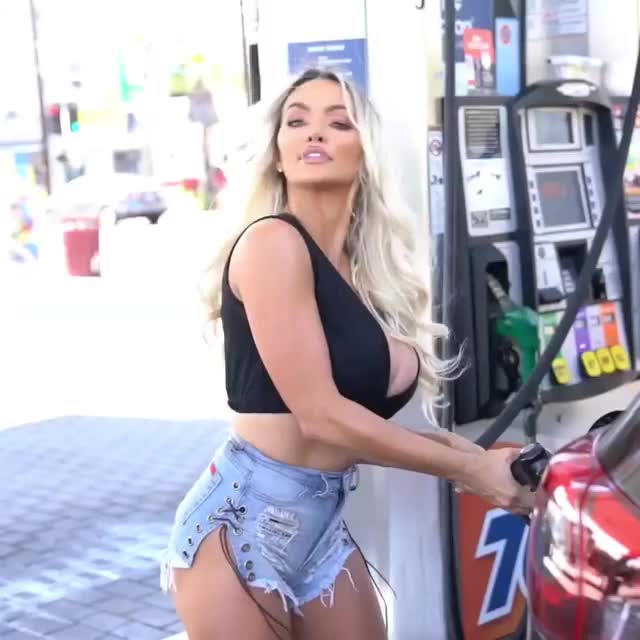 Lindsey Pelas @lindseypelas