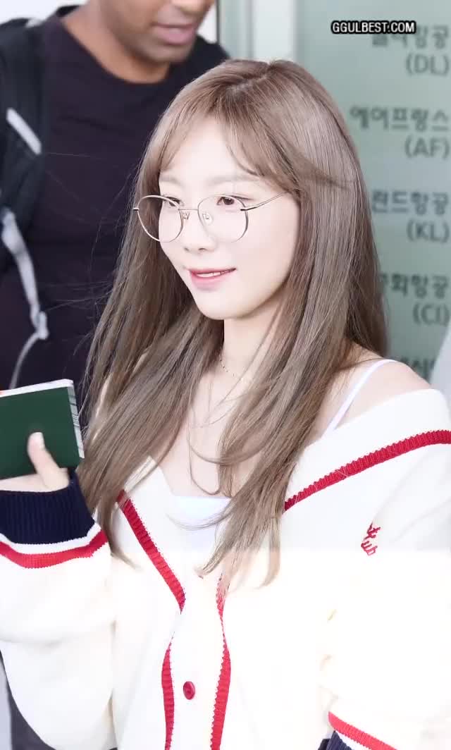 출국 하는 태연 점점 어려지는 미모 (TAEYEON).gif