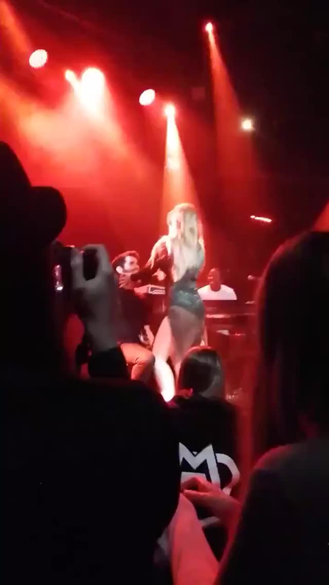 Joanna Jojo Levesque - Lapdance auf der Tour in Dublin