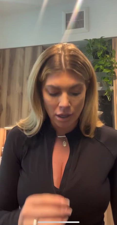 big tits cleavage lips milf pregnant gif