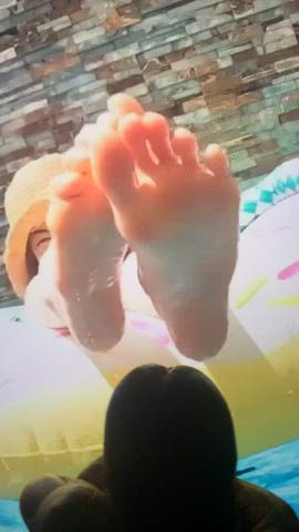 le sserafim yunjin feet tribute