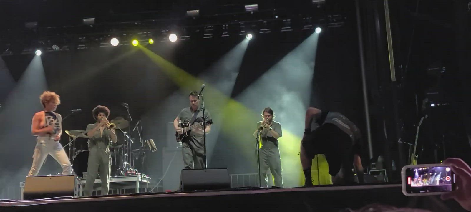 Sophia Urista peeing on fan Onstage