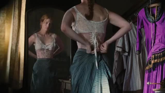 January Jones undresses, displays marvelous breasts (HD, slowmo)