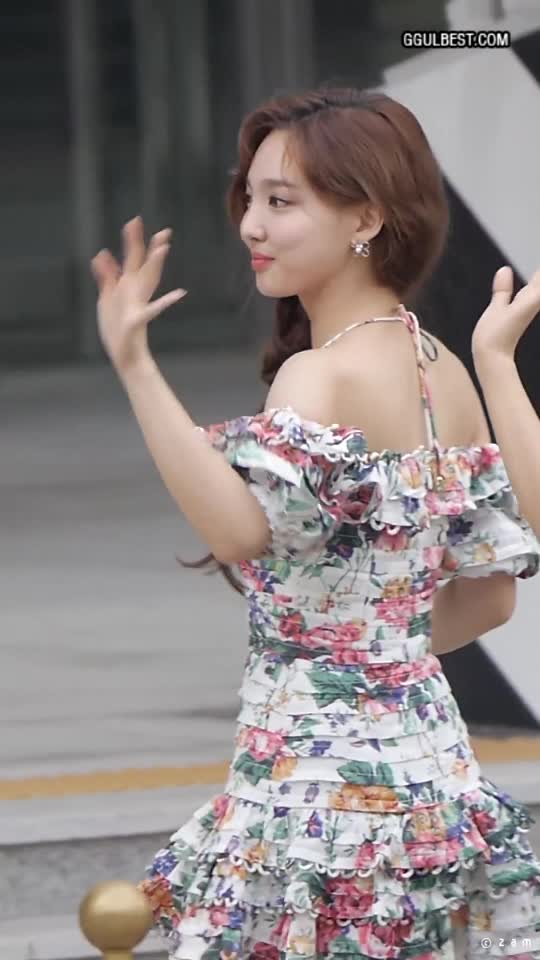 TWICE Jihyo nayeon Red Carpet .gif