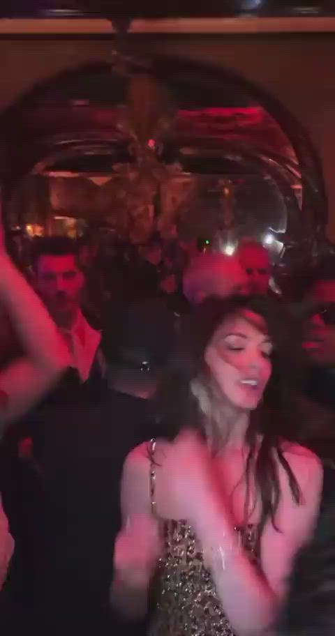 anne hathaway celebrity dancing party gif