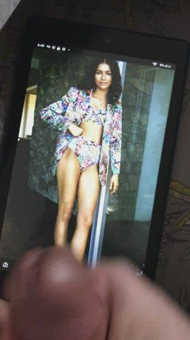 wanking it for Zendaya look at her legs ufff