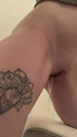 Tattooed milf pee !