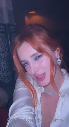 Bella Thorne Kiss Lesbian gif