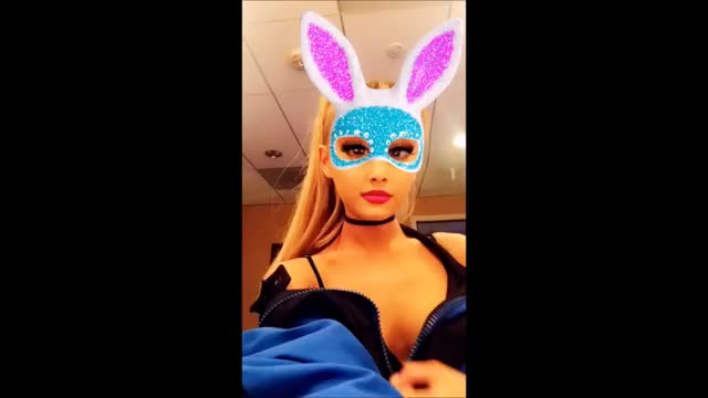 Ariana Grande in some sexy bra!