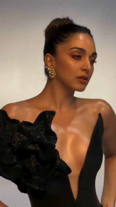 Ultra hot Kiara Advani poses with her cleavage and underarms