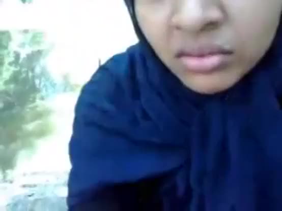 muslim hijabi college girl NAJMA sucking cock secretly in Park